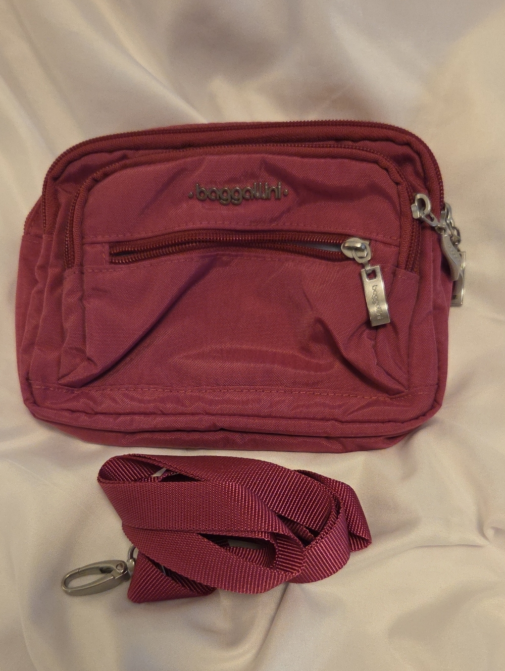 Baggallini Small Crossbody Bag in Magenta